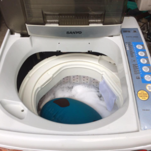 Máy giặt Sanyo (6.8kg) cửa trên mới 80% giá rẻ tại TP.hcm